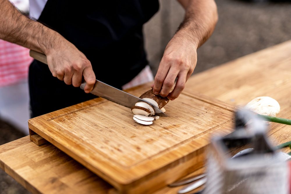 Los sectores con más demanda incluyen turismo, gastronomía, construcción y servicios de atención al cliente.  