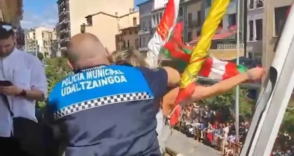 Un policía municipal saca a la edil de Bildu