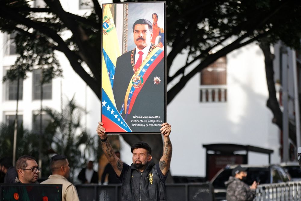 Venezuela - ataque EEUU - seguidor de Maduro con su retrato - AFP