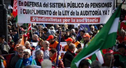 Decenas de personas durante la manifestación por las pensiones públicas, desde la Plaza de Neptuno hasta la Puerta del Sol, a 26 de octubre de 2024, en Madrid. Foto: Juan Barbosa / Europa Press.