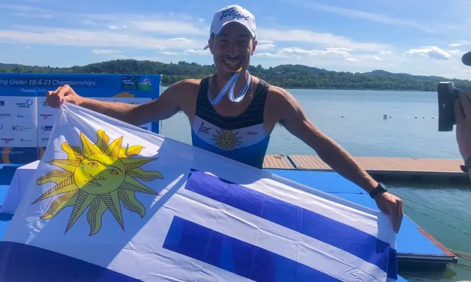Felipe Klüver luce orgulloso la medalla de oro por ser campeón mundial sub 23 en remo