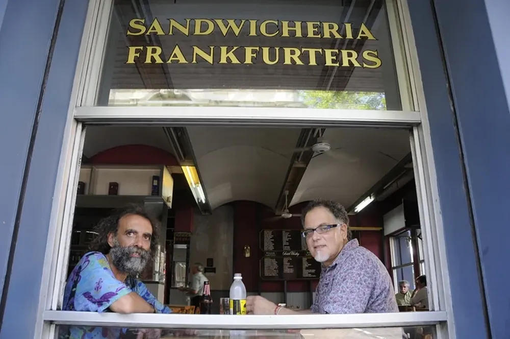 Ney Peraza y Popo Romano recuerdan sus andanzas con el compositor uruguayo, Eduardo Mateo.