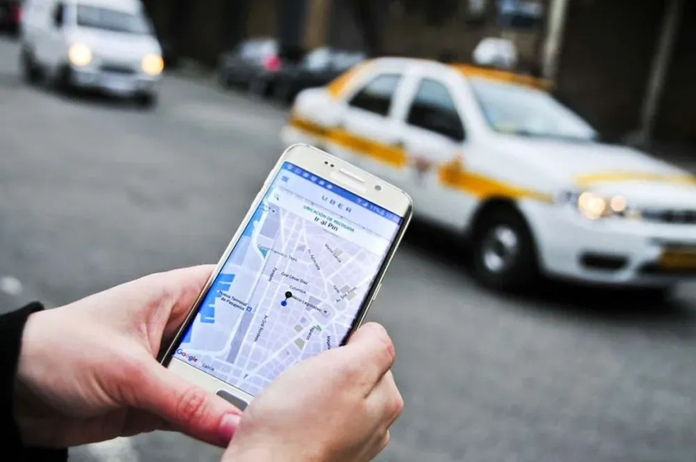 Uber empezó a funcionar hace dos meses y sigue sin regulación. I. Guimaraens