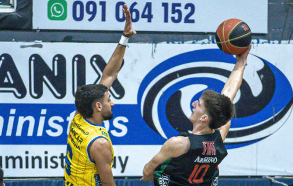 Escena del partido entre Hebraica Macabi y Aguada, que definió la serie a favor del Aguatero