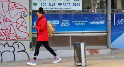 El dólar cortó racha y bajó luego de siete subas consecutivas