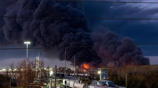 Espesas nubes de humo salían del lugar del accidente.