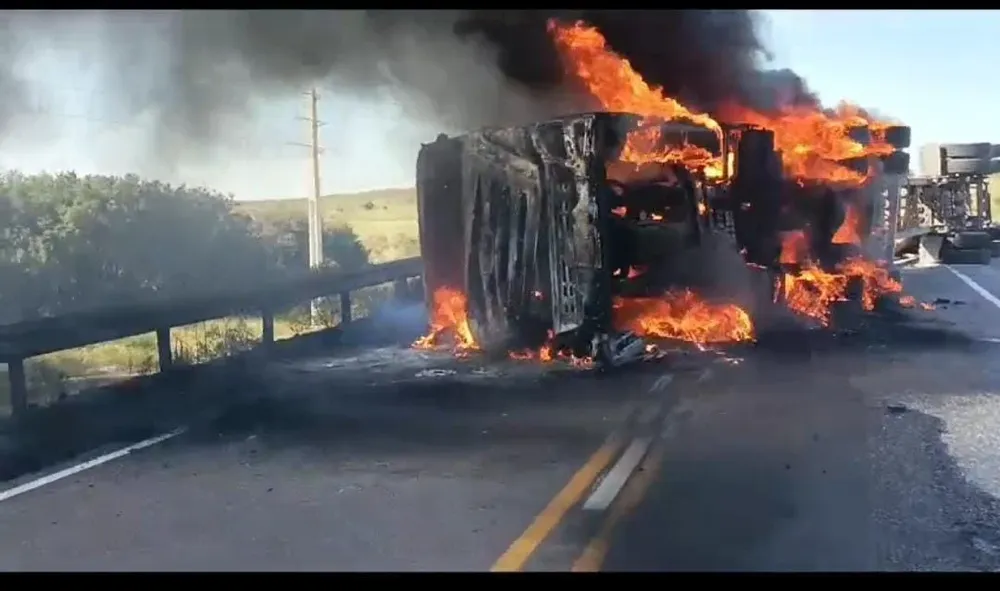 Así quedó el camión que se incendió en el puente Quebracho