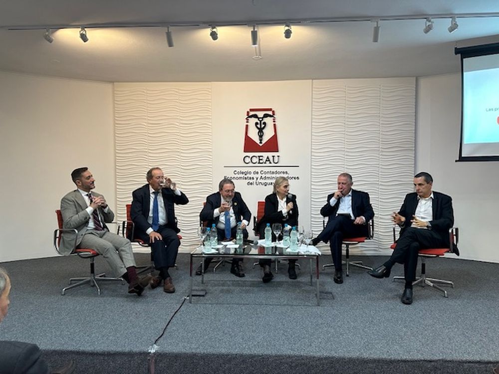 Conferencia sobre prevención de Lavado de Activos en el Colegio de Contadores