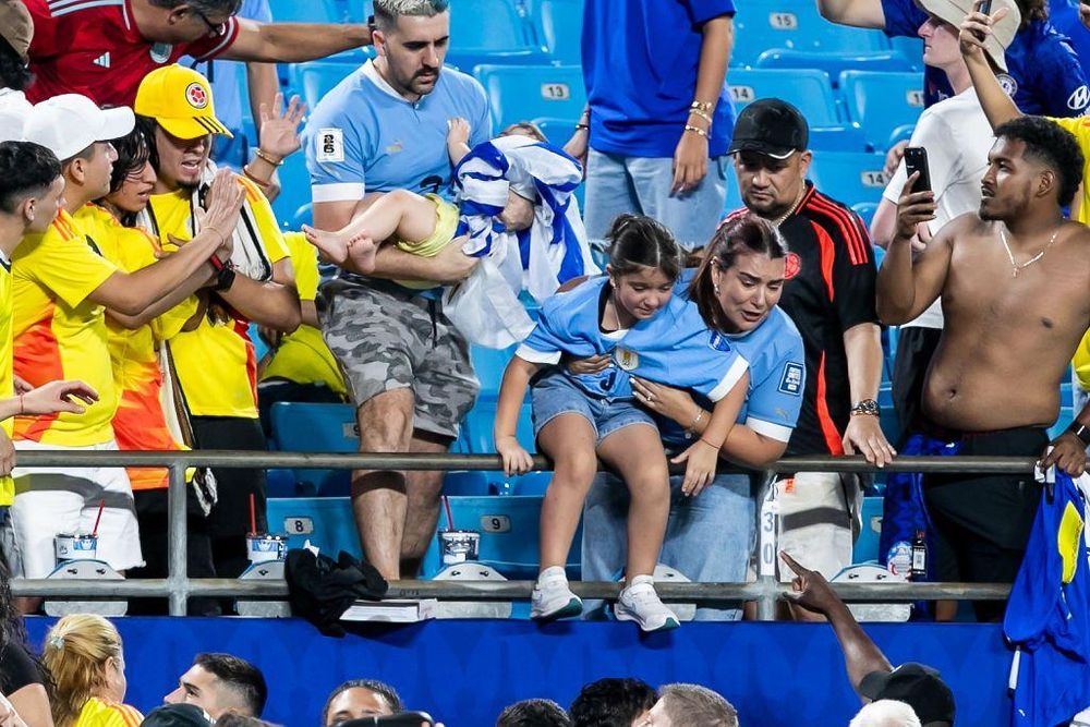 Los niños tuvieron que ser rápidamente retirados de las gradas para protegerlos de las agresiones.