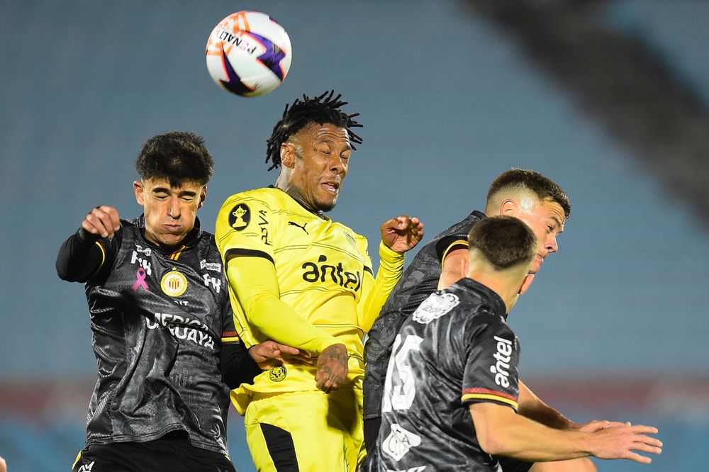 Abel Hernández en el partido entre Peñarol y Progreso