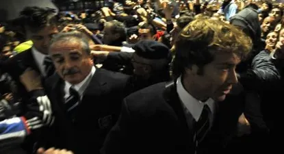 Zuluaga detrás de Lugano en la despedida de Uruguay.