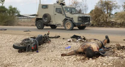 El cuerpo de uno de los milicianos que ingresaron el sábado a territorio israelí.