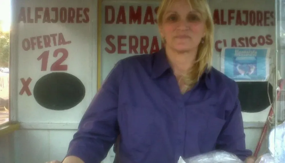 Ana Rodríguez en su puesto de alfajores en Minas