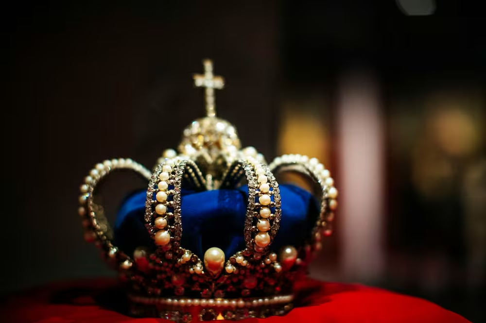 Lista de apellidos reales que derivan de dinastías históricas o linajes nobiliarios.