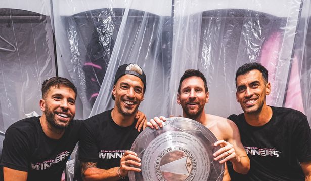 Jordi Alba, Luis Suárez, Lionel Messi y Sergio Busquets con el trofeo Supporters Shield