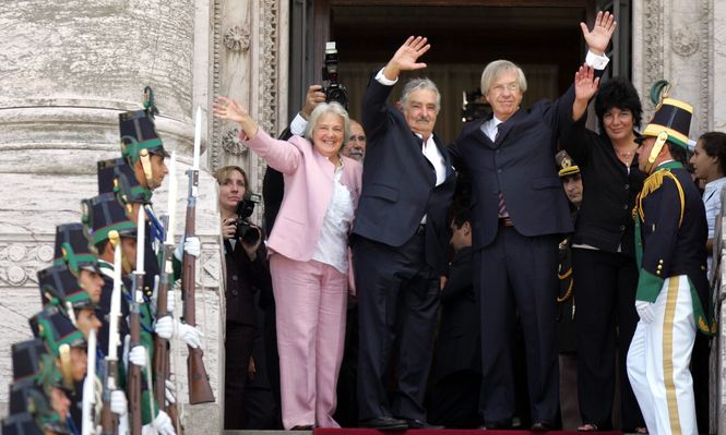 Fotografía de archivo del 1 de marzo de 2010 del presidente electo José Mujica (c) saludando junto a su esposa, la presidenta de la Asamblea Legislativa Lucía Topolansky (i), y el vicepresidente electo Danilo Astori (d), desde la escalinata del Palacio Legislativo antes la juramentación como presidente de Mujica, en Montevideo (Uruguay). EFE/ Iván Franco