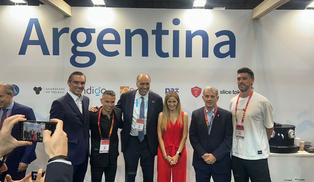 El embajador argentino Wenceslao Bunge, junto al subsecretario de Deportes de Argentina, Diógenes de Urquiza; a Sonia Cea Quintana, Delegada de Deportes del Ayuntamiento de Madrid; el futbolista Javier Saviola; y la estrella del vóley argentino, Facundo Conte.  