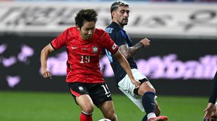 Lee Kang-in de Corea del Sur pelea por el balón con Giorgian De Arrascaeta de la selección uruguaya