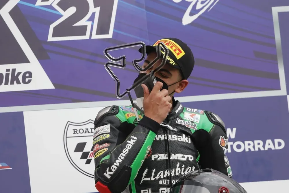 EL beso al trofeo