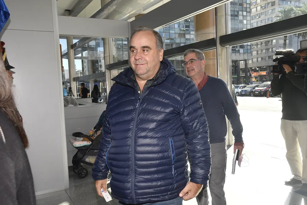 José Lorenzo López ingresa a Torre Ejecutiva para una reunión del PIT-CNT con Luis Lacalle Pou