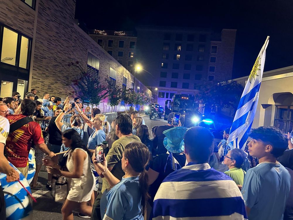 Hinchas en la llegada de la selección de Uruguay a Charlotte