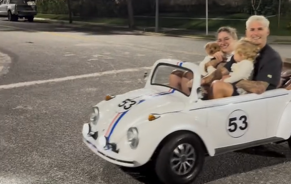 Gullermo Varela y su familia en su pequeño escarabajo Gullermo Varela y su familia en su pequeño escarabajo