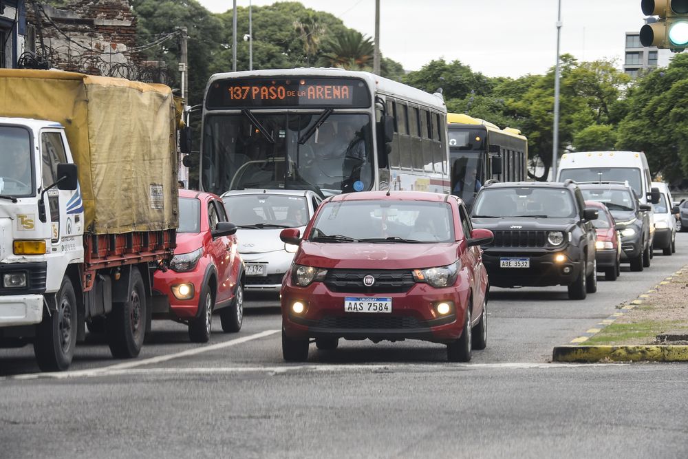 20250407 Tránsito, autos, omnibus linea 137 de Cutcsa, t´ransporte público.