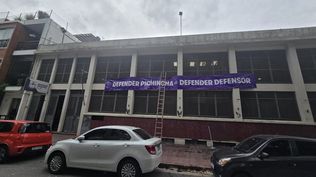 La bandera en defensa de Pichincha, colgada ayer frente a la sede de Defensor Sporting de la calle Zudáñez