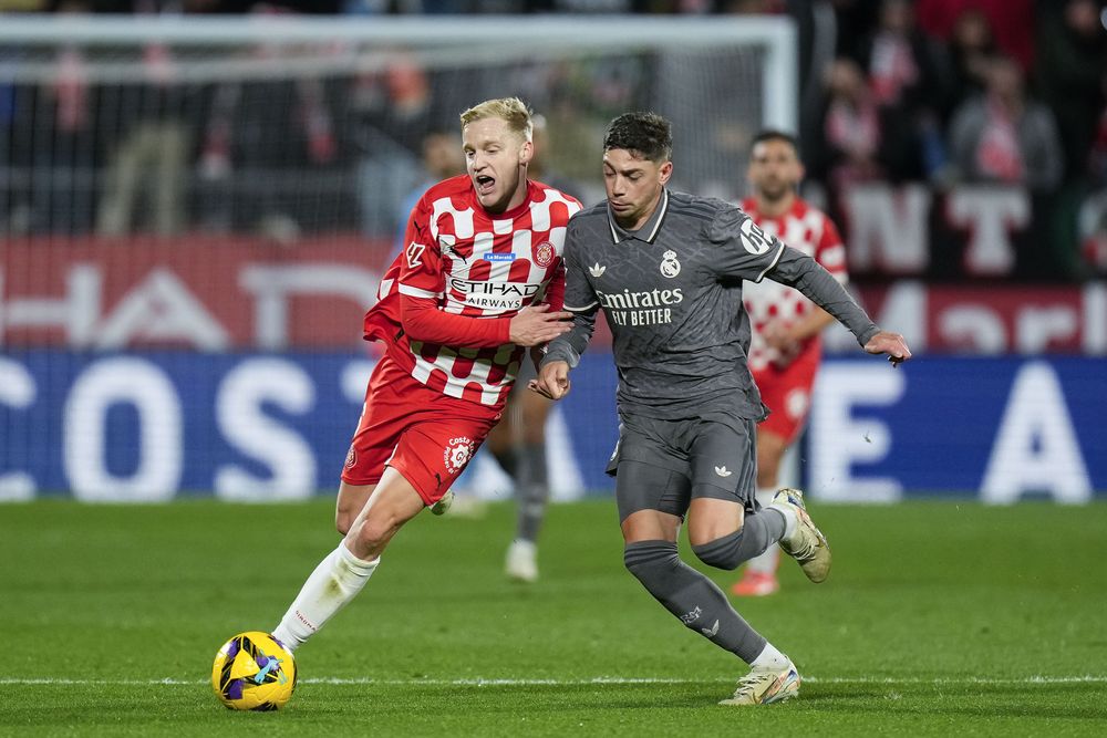 El centrocampista del Real Madrid Fede Valverde (d) lucha con Donny van de Beek, del Girona El centrocampista del Real Madrid Fede Valverde (d) lucha con Donny van de Beek, del Girona