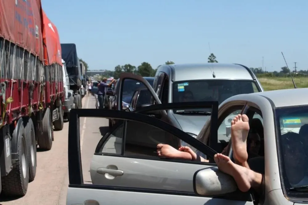 Filas de autos en el puente de Paysandú