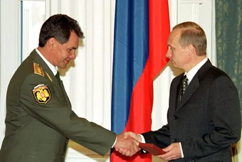 El presidente ruso Vladimir Putin escuchó el informe de las maniobras por parte del ministro de Defensa, Serguéi Shoigu.