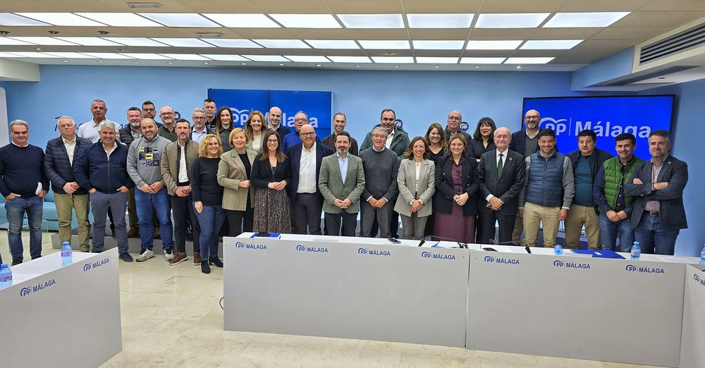 La presidenta del PP de Málaga, Patricia Navarro, durante la reunión del Consejo de Alcaldes de la formación junto a la presidenta de este órgano del partido, Margarita del Cid, entre otros.