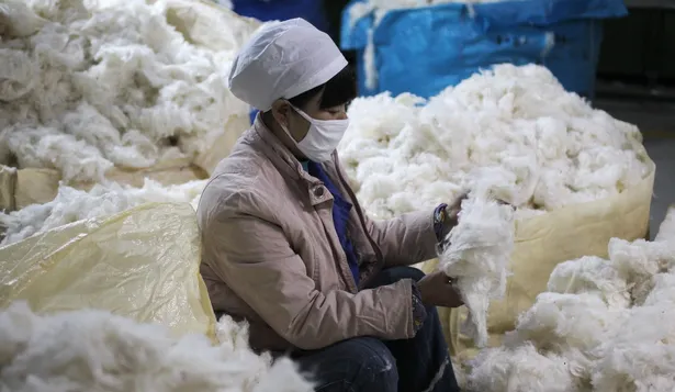 China atenta a desaceleración de su economía por conflictos laborales