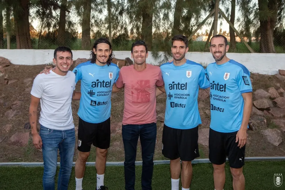 Cavani, Cabrera y Godín posan junto a Scotti