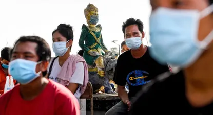 Estatua de Phnom Penh con tapaboca en Camboya
