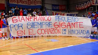 La bandera en homenaje a Gian, el niño hincha de Nacional