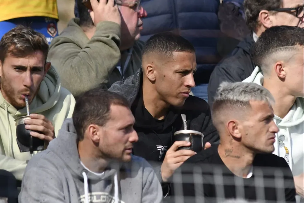 Cuatro de las nuevas incorporaciones de Peñarol para la segunda parte del año; en esta toma se aprecian Yonatthan Rak y Kevin Méndez, ambos con mate, y abajo, Sebastián Cristóforo y Brian Lozano