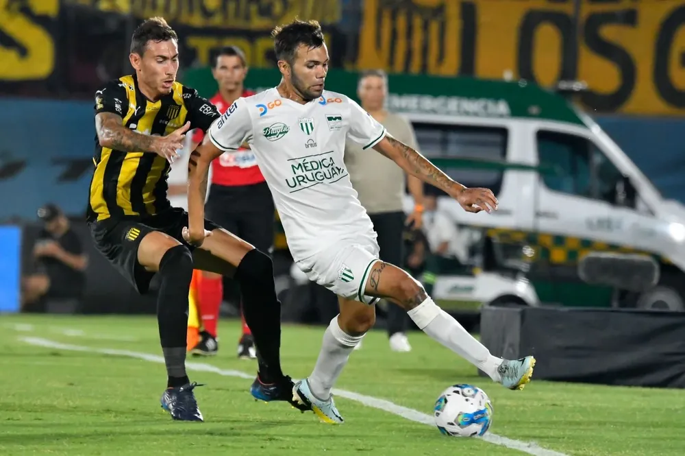 Yonatthan Rak y Nicolás Schiappacasse en el último Peñarol - La Luz