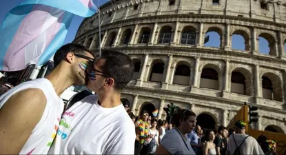 Se trata de la primera apertura de la Iglesia a la bendición de parejas del mismo sexo, pero genera tensiones en el ala conservadora.