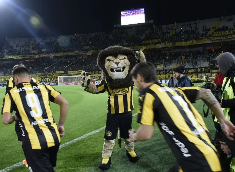 Peñarol y su mascota, antes del inicio del partido ante Liverpool, en el Campeón del Siglo
