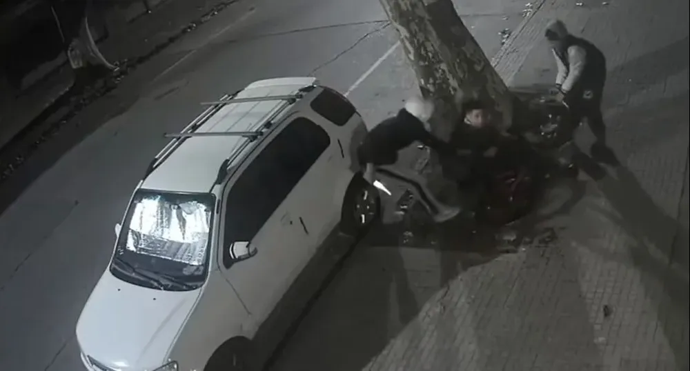 Los delincuentes tiraron al suelo al policía y lograron robarle la bicicleta a puñaladas y patadas