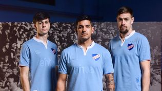 Nacional lanzó su nueva camiseta celeste en homenaje al centenario de la primera vuelta olímpica en París 1924