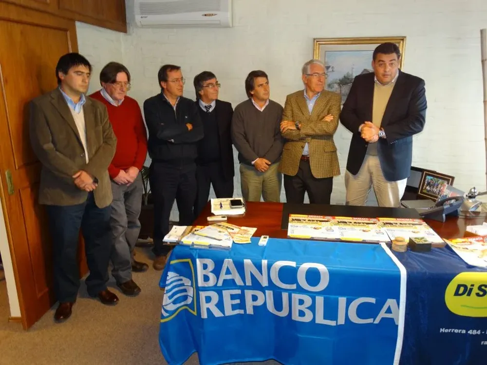 Integrantes del escritorio, del Banco República y de la firma vendedora