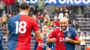 Pablo Lacoste celebra uno de los goles que anotó con Albion en Segunda División en 2025