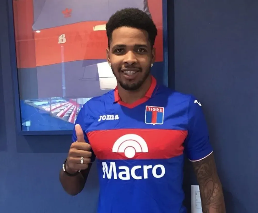 Hugo Silveira con su nueva camiseta, la de Tigre