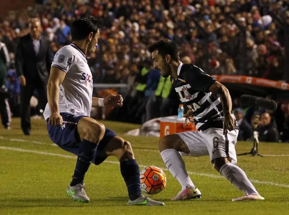 Yago controla la pelota ante Fucile