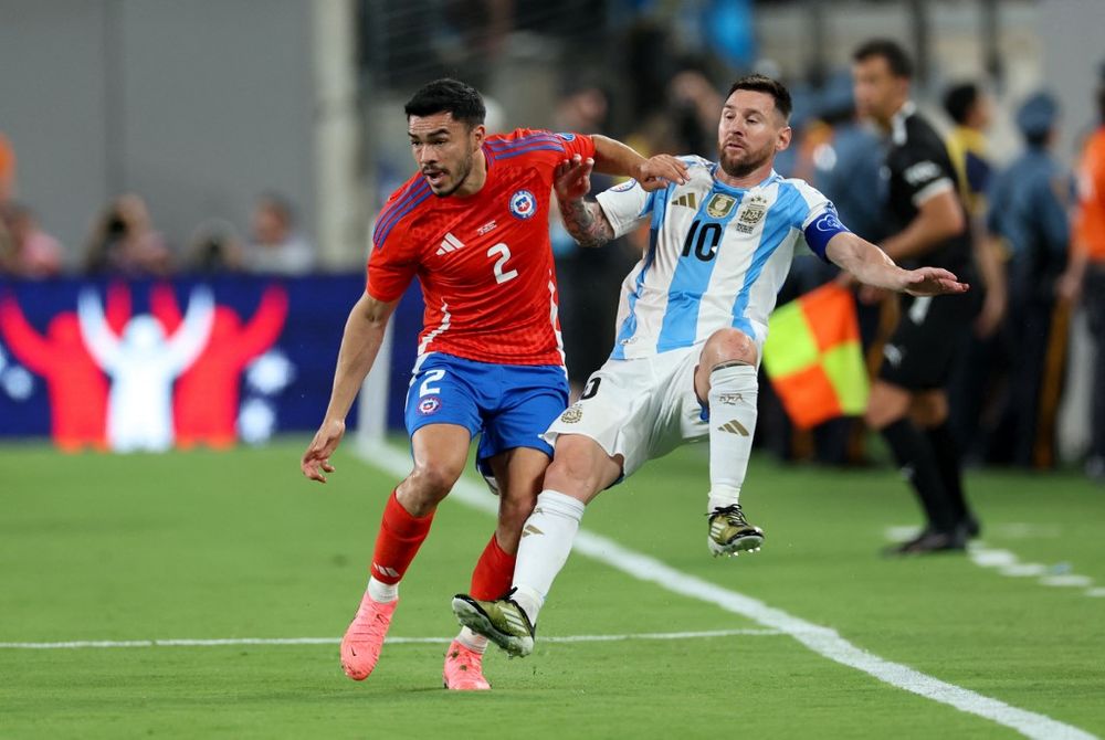 La falta de Gabriel Suazo contra Messi