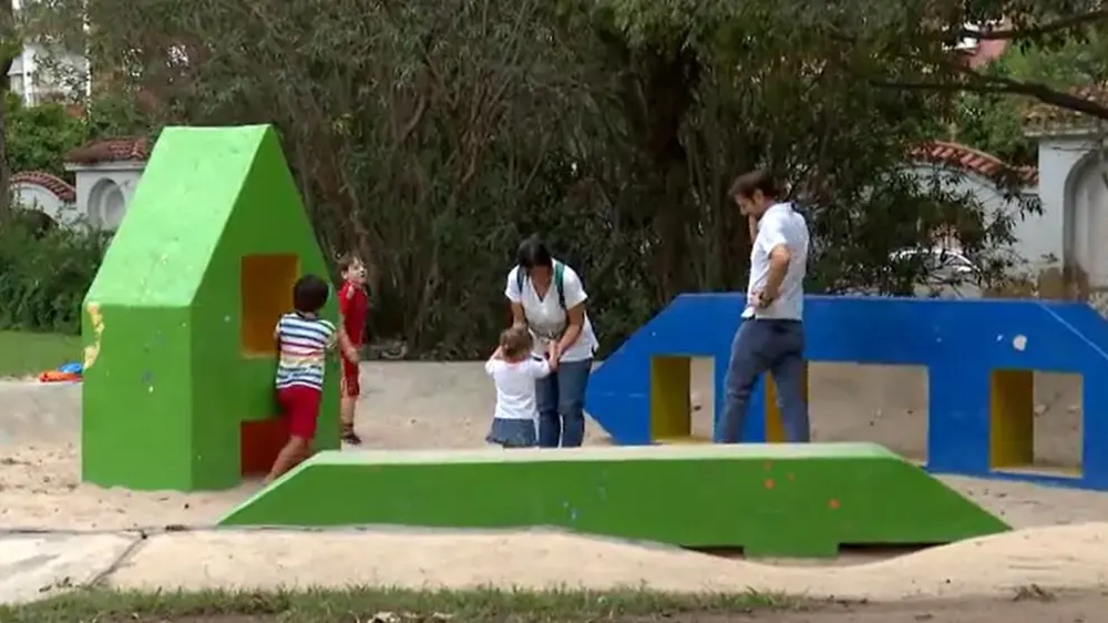 Familia en una plaza pública