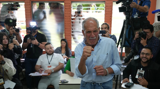 El candidato a la presidencia de Honduras, “Tito” Nasry Asfura, emite su voto.