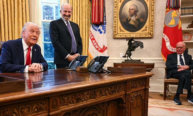 Donald Trump, Rupert Murdoch y el secretario de Comercio, Howard Lutnick, en la Casa Blanca en febrero de 2025.